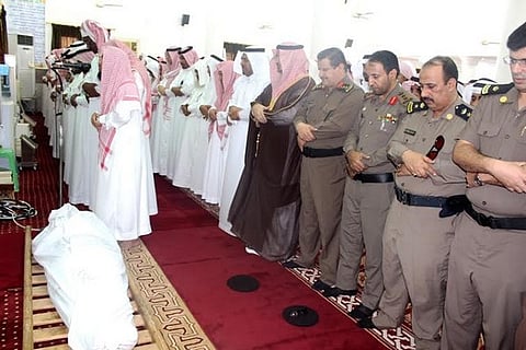 محافظ محايل يتقدم المصلين على الشهيد "آل السادة"