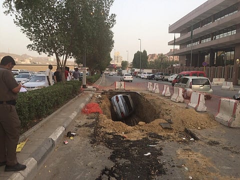 شاهد.. سيارة مسرعة تقطع كهرباء ٧ أحياء في مكة المكرمة