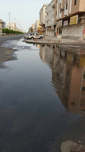 انفجار أنبوب مياه يغرق حي الصفا بجدة