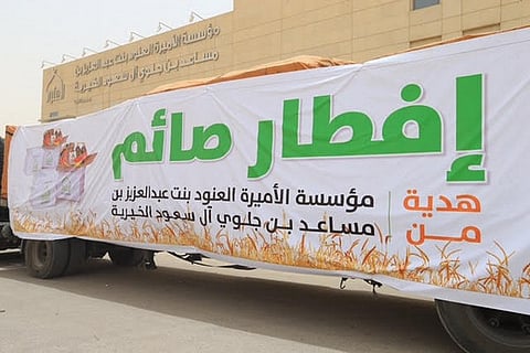 "سبق" ترصد إعداد السلة الغذائية لمؤسسة العنود