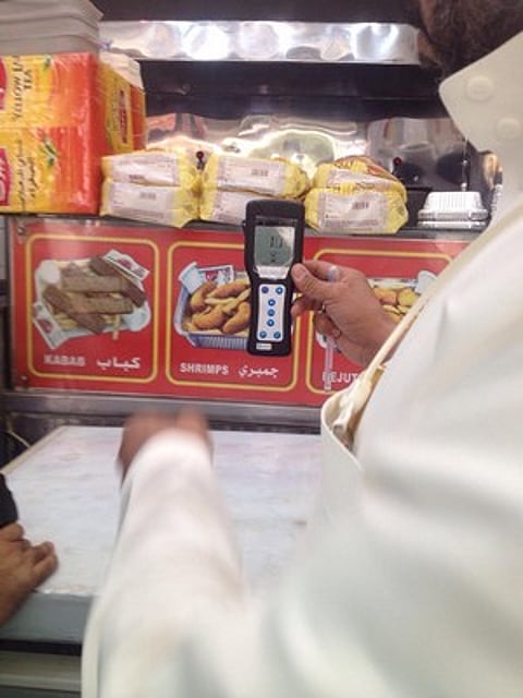 بلدية المعابدة تغلق 6 محلات وتصادر دقيقاً تالفاً بمكة