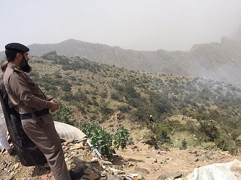 بالصور.. إخماد حريق اندلع في منطقة جبلية ببلخزمر بالباحة