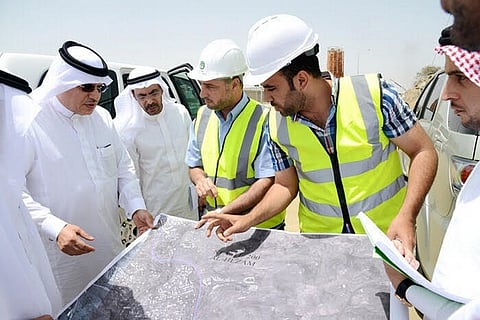 شاهد.. "المقبل" ينذر مقاولين في عسير ويوجه بإزالة مطبات بطرقها