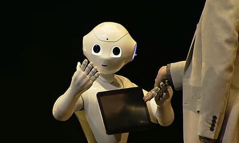 يغضب ويفرح.. الروبوت الياباني "بيبر" يمتلك "قلباً"