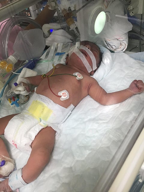 مواطن يناشد خادم الحرمين: طفلي يصارع الموت وعلاجه في "تخصُّصي جدة"