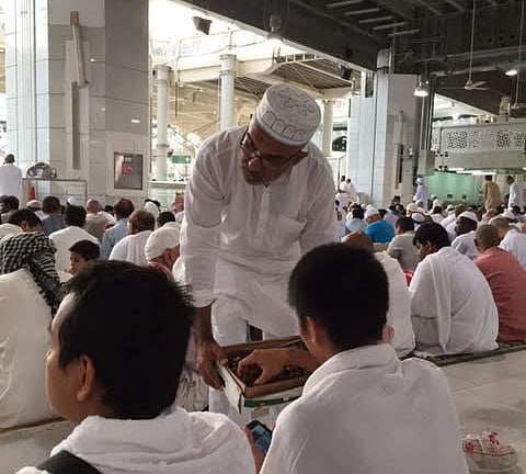 شاهد.. أهالي وزوار مكة يتسابقون للفوز بإفطار صائم