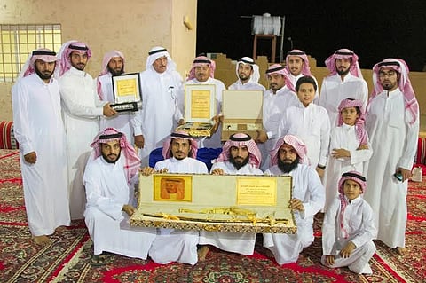 أحفاد المناع يحتفلون بتقاعد خالهم "حمد"