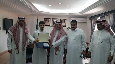 مدير "تعليم الطائف" يُكَرّم الطالب صاحب الـ 99.99% بالثانوية