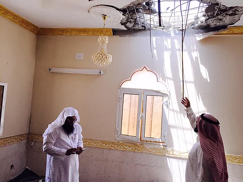 بالصور.. "الحازمي" يقف على الجامع المتضرر من مقذوف حوثي بجازان