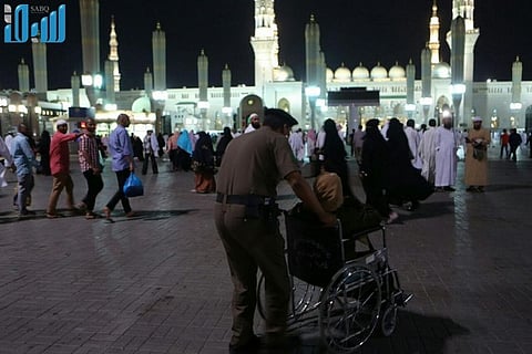 عدسة "سبق" ترصد جهود دوريات الأمن في خدمة زوار المسجد النبوي