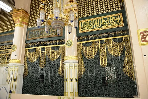 "الروضة الشريفة" .. 330 متراً من رياحين الجنة وبساتينها