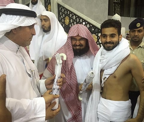 "السديس" يسلم هدايا رئاسة الحرمين للمعتمرين