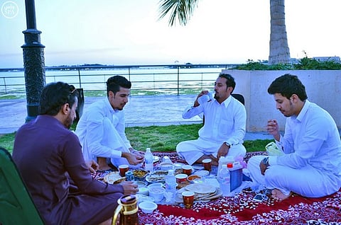 شاهد .. شاطئ البحر الأحمر يشارك عائلات جدة إفطارهم