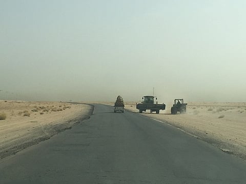 بالصور.. "سبق" ترصد معاناة أهالي طريق "ابن علوش" بوادي الدواسر