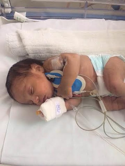 مقيم يتهم مستشفى خاصاً في جدة بإلحاق الأذى بيد طفله بعد "إبرة"