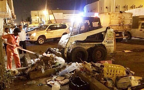 شاهد.. "أمانة جازان" تزيل مخلفات مقر تصحيح أوضاع اليمنيين