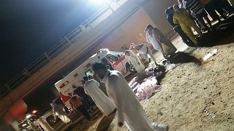 بالصور.. مصرع 8 عمال وإصابة و35 إثر انقلاب "دينا" بطريق الكويت