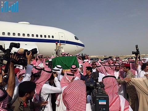 وصول جثمان الأمير سعود الفيصل لمطار الملك عبد العزيز في جدة