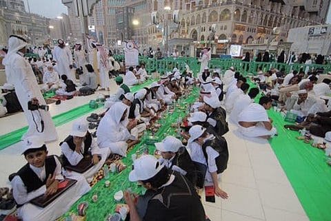 بالصور.. توزيع 300 ألف وجبة يومياً بساحات الحرم المكي