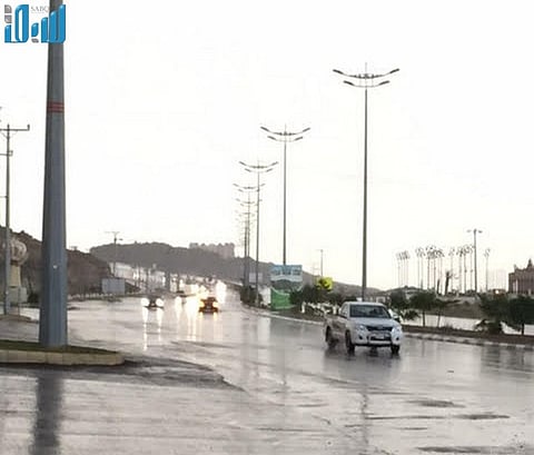 شاهد.. الأمطار تهطل على الباحة وتقطع الكهرباء