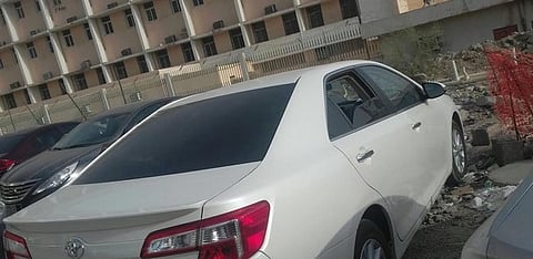 رجال بحث مكة يحرسون سيارة معتمر مفتوحة حتى انتهى من المناسك