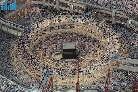 شاهد.. المسجد الحرام يكتظ بالمصلين لأداء التراويح والتهجد في ليلة ٢٧