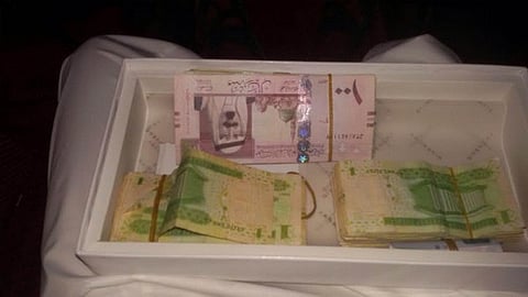 شاب يُعيد 3600 ريال لصاحب محل وجدها بالخطأ في علبة شماغ