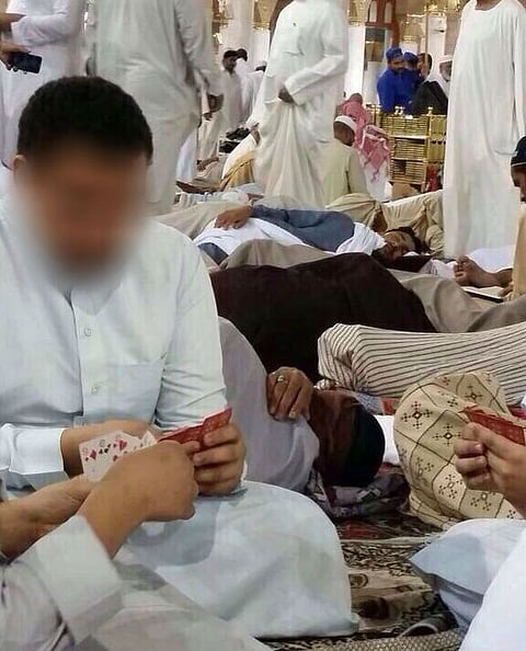 شاهد.. معتكفون يلعبون "ورقة البلوت" داخل أحد الحرمين