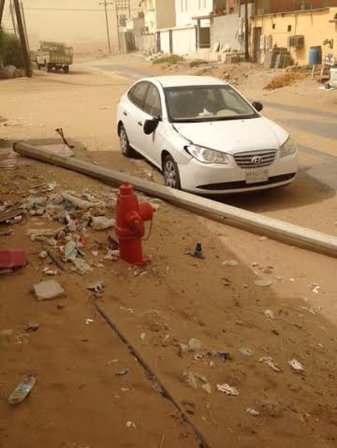 عمود يسقط على سيارة ويلحق بها تلفيات بـ"حلي"