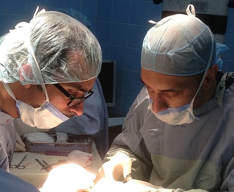 فريق طبي بمستشفى فهد بجدة يستخرج "نصف ريال" من مريء طفل