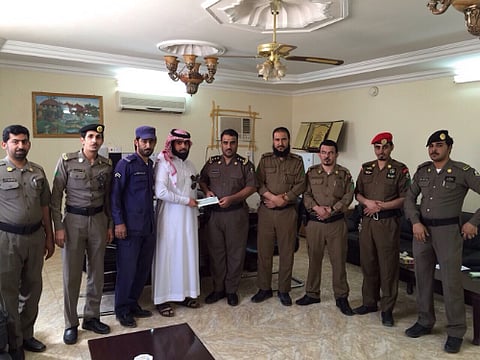 أفراد أمن برفحاء يتبرعون لزميلهم بعد احتراق سيارته