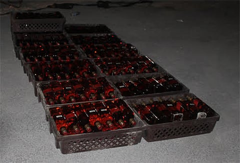 إحباط تهريب ٣ آلاف زجاجة خمر خبئت بـ"جسور حديدية"