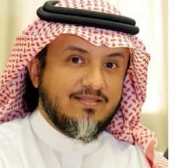 "التغريدات العنصرية" توقف الكاتب محمد حمزة في صحيفة مكة