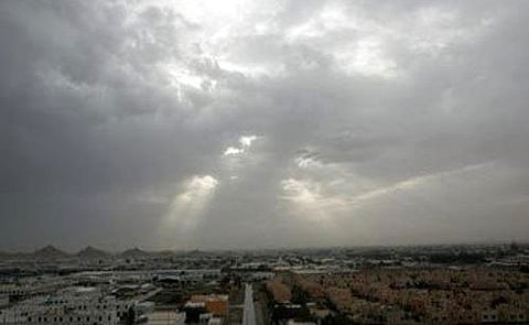 "الأرصاد": سماءٌ غائمة على جنوب غرب ووسط وشمال المملكة