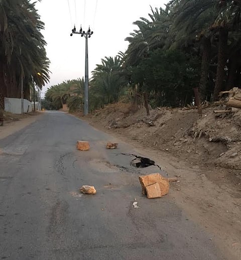 شاهد.. مواطن يوثّق انهيار طبقة أسفلت بطريق زراعي في "الدواسر"