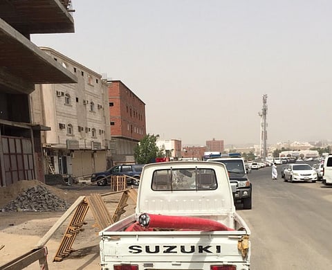 شاهد.. ضبط 6 سعوديين سرقوا "كيابل الشوقية" و "حديد ابن لادن"