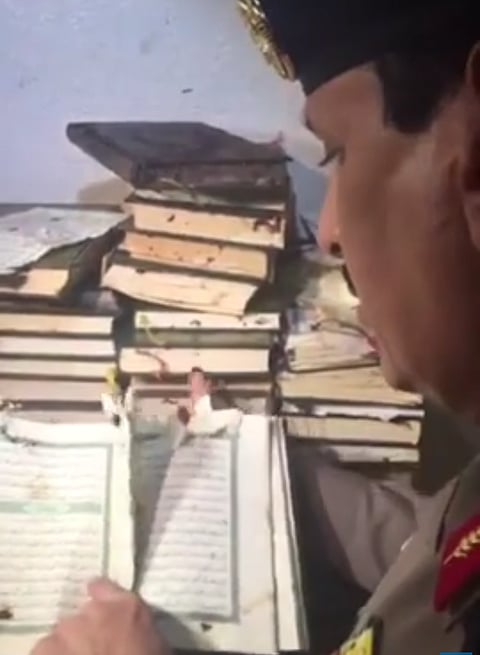 فيديو مؤثر.. "المحرج" يقرأ صفحات من القرآن اختلطت بها دماء الشهداء