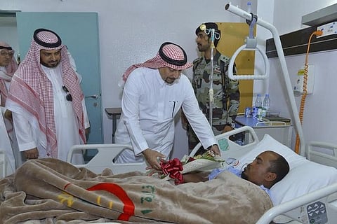 أمين عسير يزور مصابي حادث مسجد قوة الطوارئ