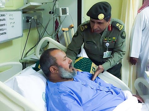 مدير عام الجوازات يزور مصابي تفجير طوارئ عسير بـ"قوى الأمن"