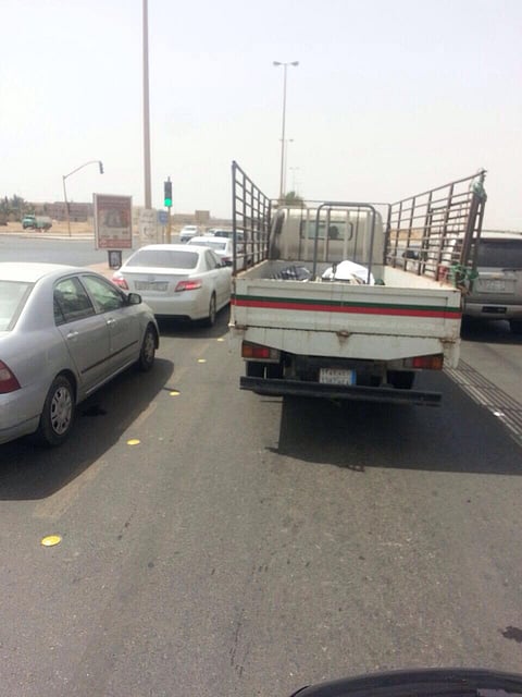 شاهد.. نقل جثث بطرق مخالفة لتعطل ثلاجة مستشفى ينبع