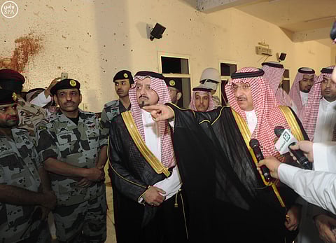 نائب خادم الحرمين يتفقَّد آثار التفجير الإرهابي بمسجد "طوارئ عسير"