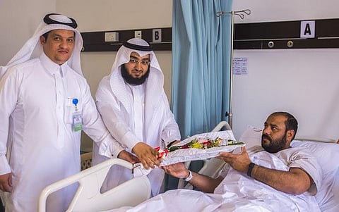 وفد جمعية الكوثر الخيرية يزور مصابي حادث عسير