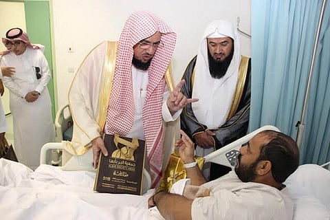 أمين جمعية البر بأبها يزور مصابي تفجير مسجد عسير