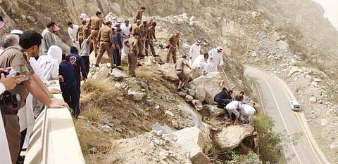 إبطال محاولة "ثلاثيني" إلقاء نفسه من أعلى جبل في الباحة