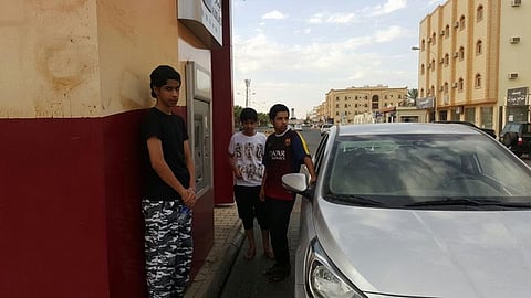 3 أحداث يحرسون صرافة تعرضت لخلل في حائل