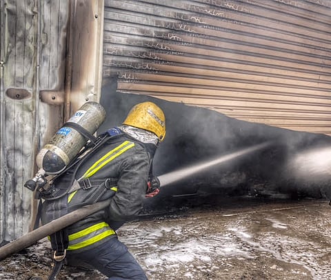 إخماد حريق بمستودع لقطع غيار السيارات بالشرائع