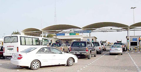 السعودي الهارب من منفذ السالمي يسلم نفسه ويتهم "الانتظار والسكر"