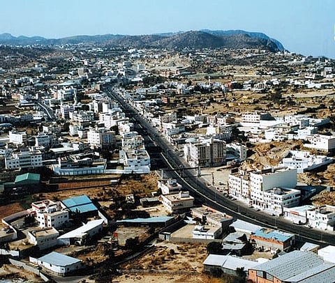 محافظ النماص: حلول سريعة لمتضرّري مشروع الصرف