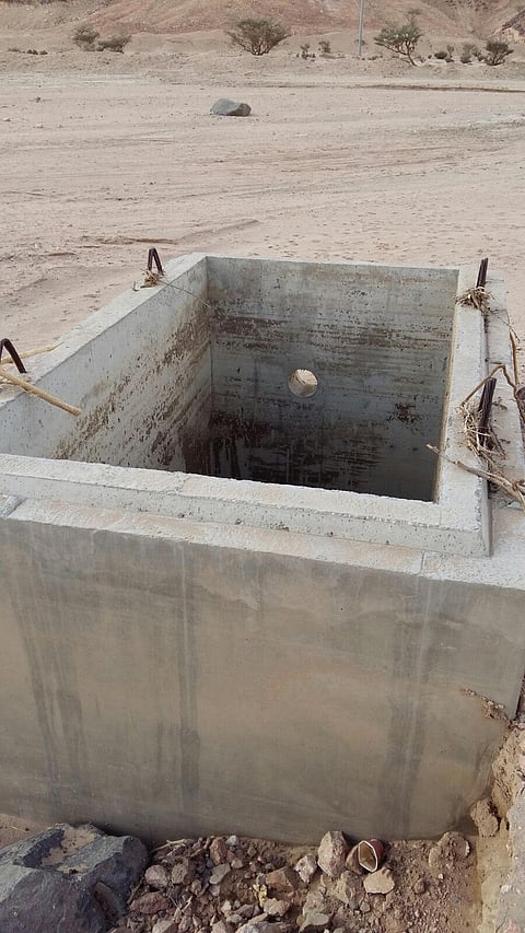 أهالي قيا: بئر مكشوفة على الطريق العام تهدد الأطفال والمارة