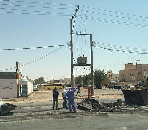 بلدية "الدواسر" تُزيل طبقات الأسفلت بطريق الخماسين